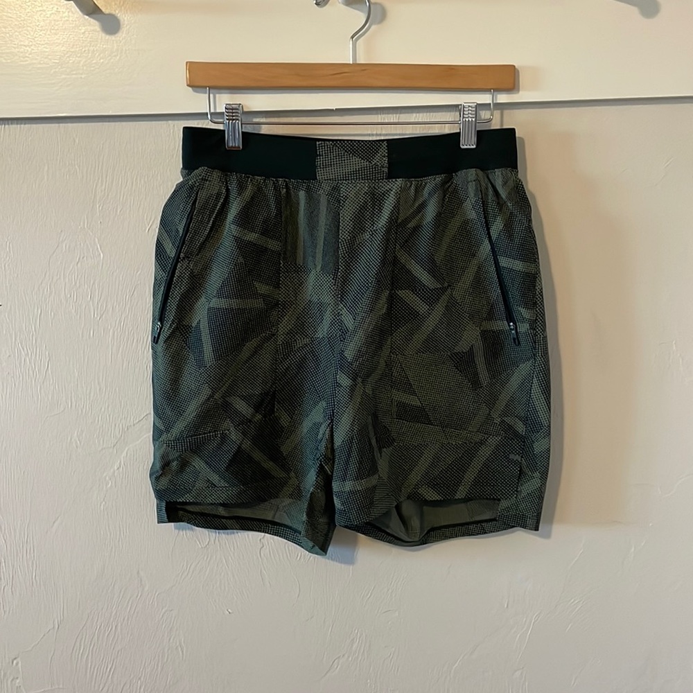 Lululemon License To Train shorts - Size Medium - Brand New Condition